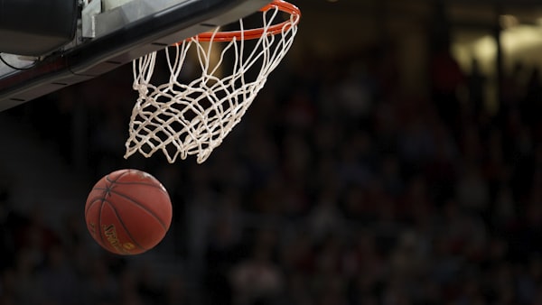 NBA 2025-2026赛季全明星赛精彩扣篮画面，球员腾空而起